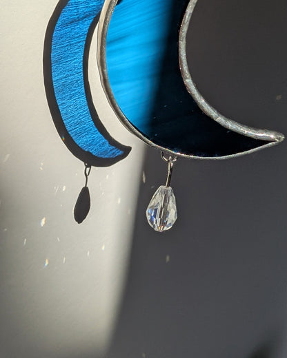 Vitrail artisanal bleu en forme de lune, zoom sur la perle
